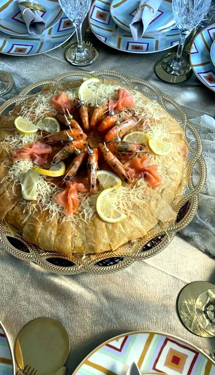Bastilla aux fruits de mer servie à table